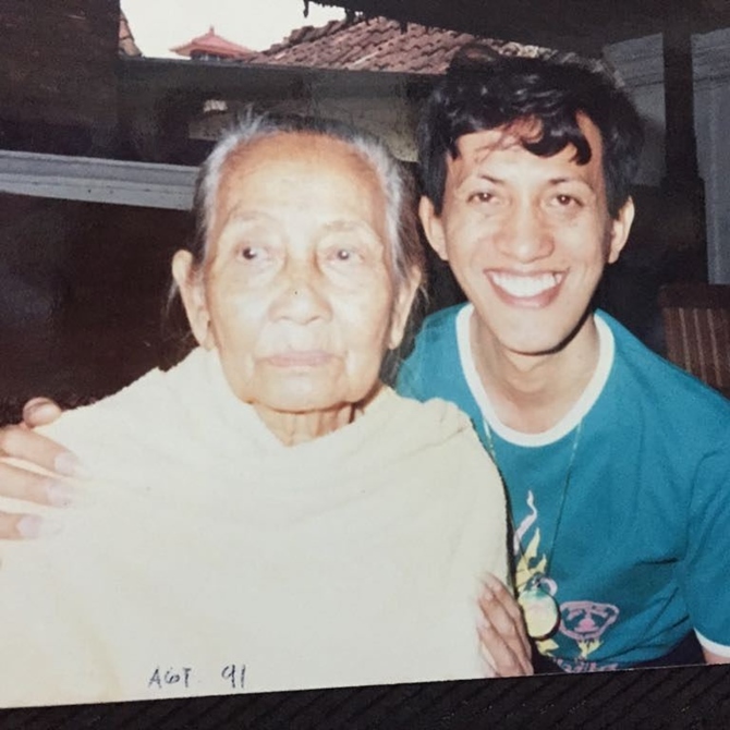 Didik Nini Thowok with his mother (credit: instagram.com/didikninithowok)
