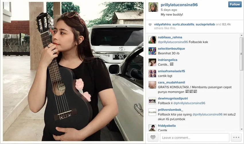 Prilly memeluk 'teman' barunya @ Instagram/prillylatuconsina96