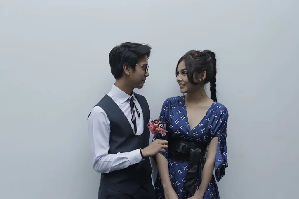 Gaya kedekatan Iqbaal dan Vanesha saat hadiri gala premiere film DILAN 1990. Credit: via instagram.com/iqbaal.e