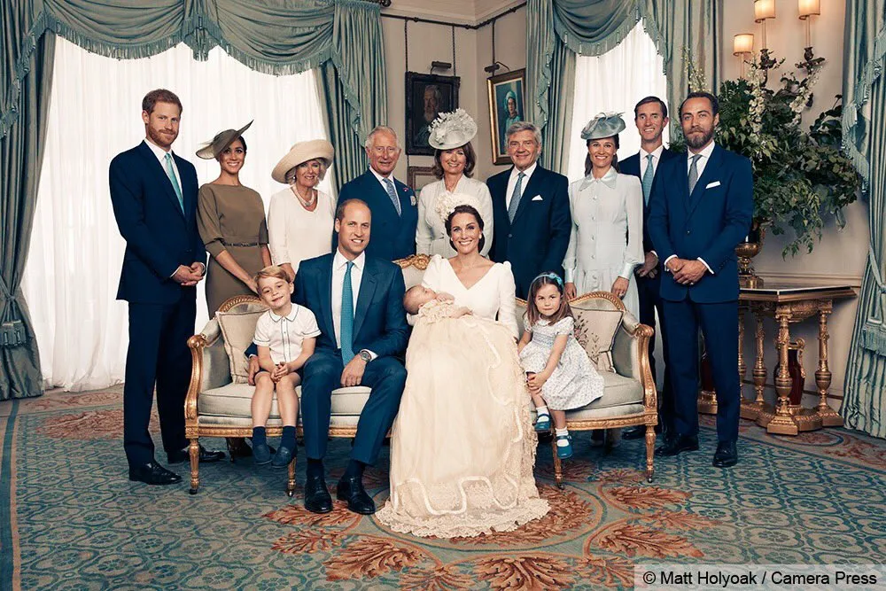 Kompak bertema biru, Meghan kenakan gaun hijau. (Matt Holyoak via twitter.com/kensingtonroyal)