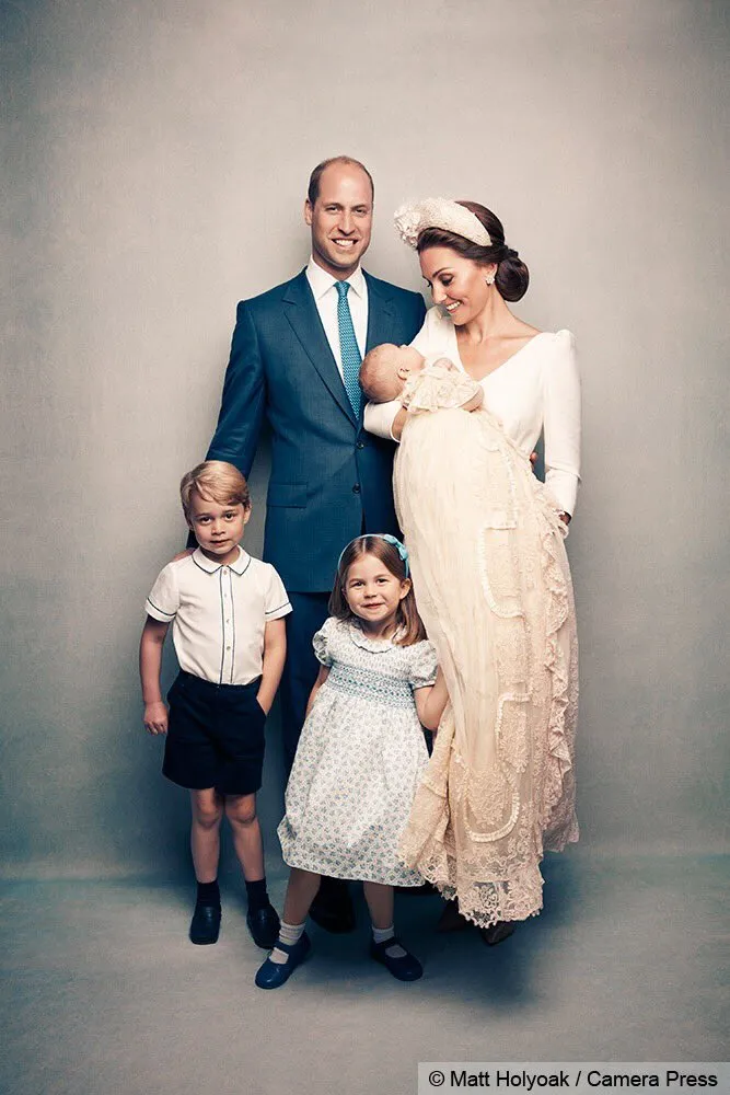 Foto keluarga pertama keluarga Duke of Cambridge. (Matt Holyoak via twitter.com/kensingtonroyal)