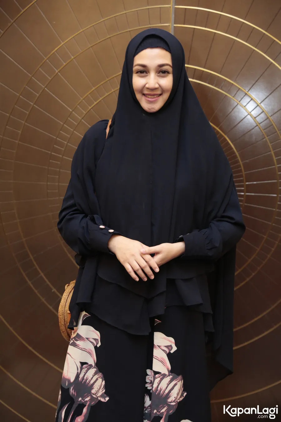 Dina Lorenza sudah puluhan tahun bekerja di dunia entertainment. cr: KapanLagi.com/Muhammad Akrom Sukarya