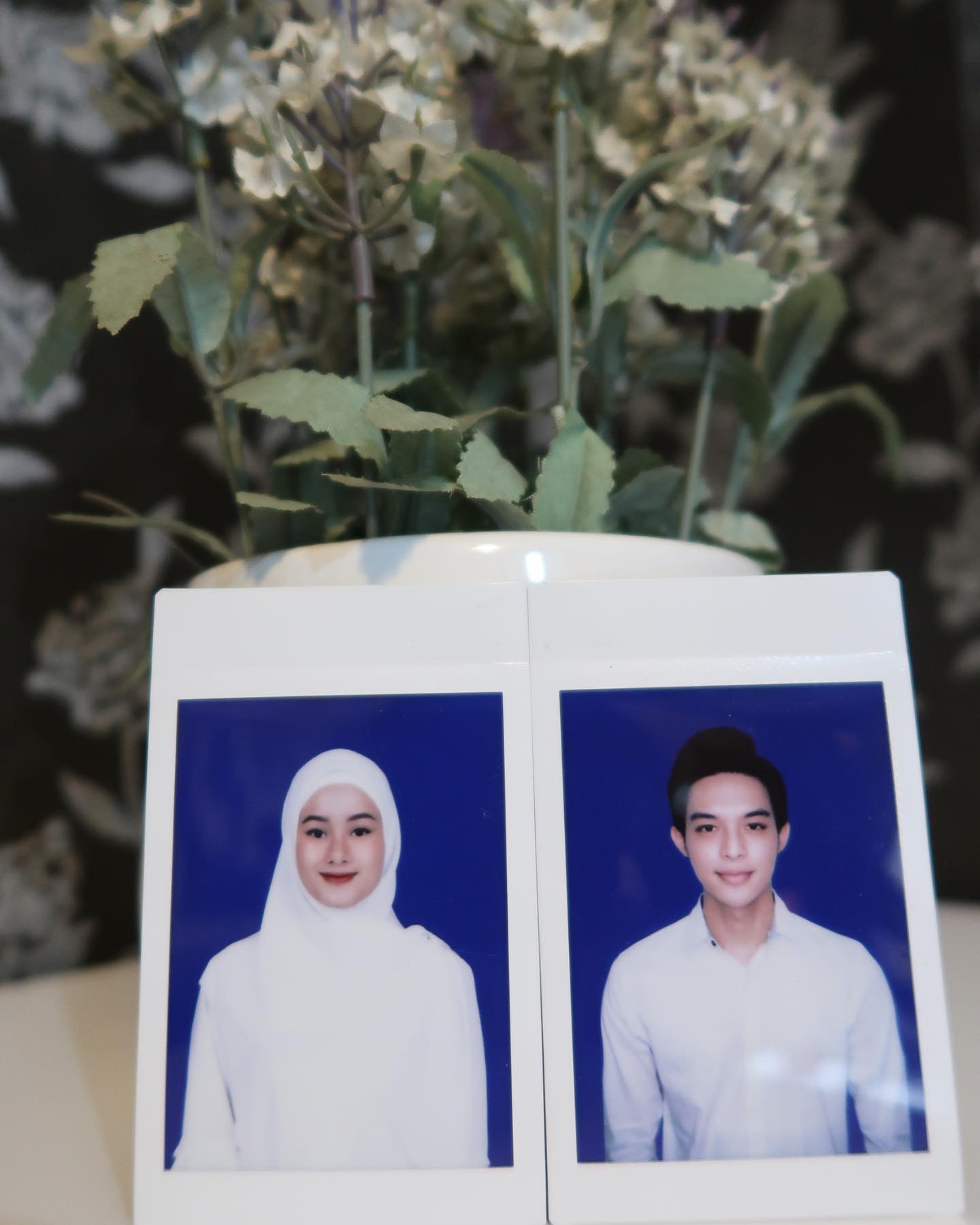 10 Pasfoto Pasangan Seleb Ala Buku Nikah, Disebut Punya Paras yang