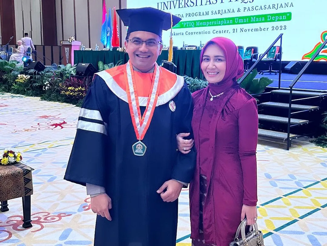 Dampingi Suami Wisuda S2