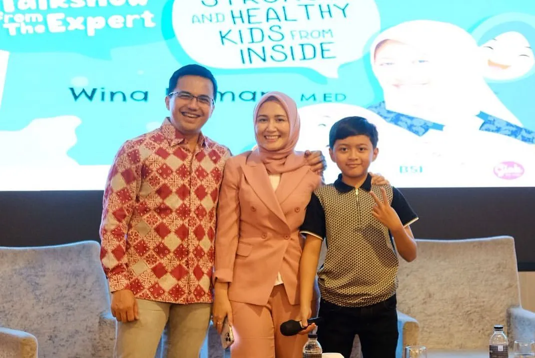 Tampil Elegan dalam Pakaian Simpel