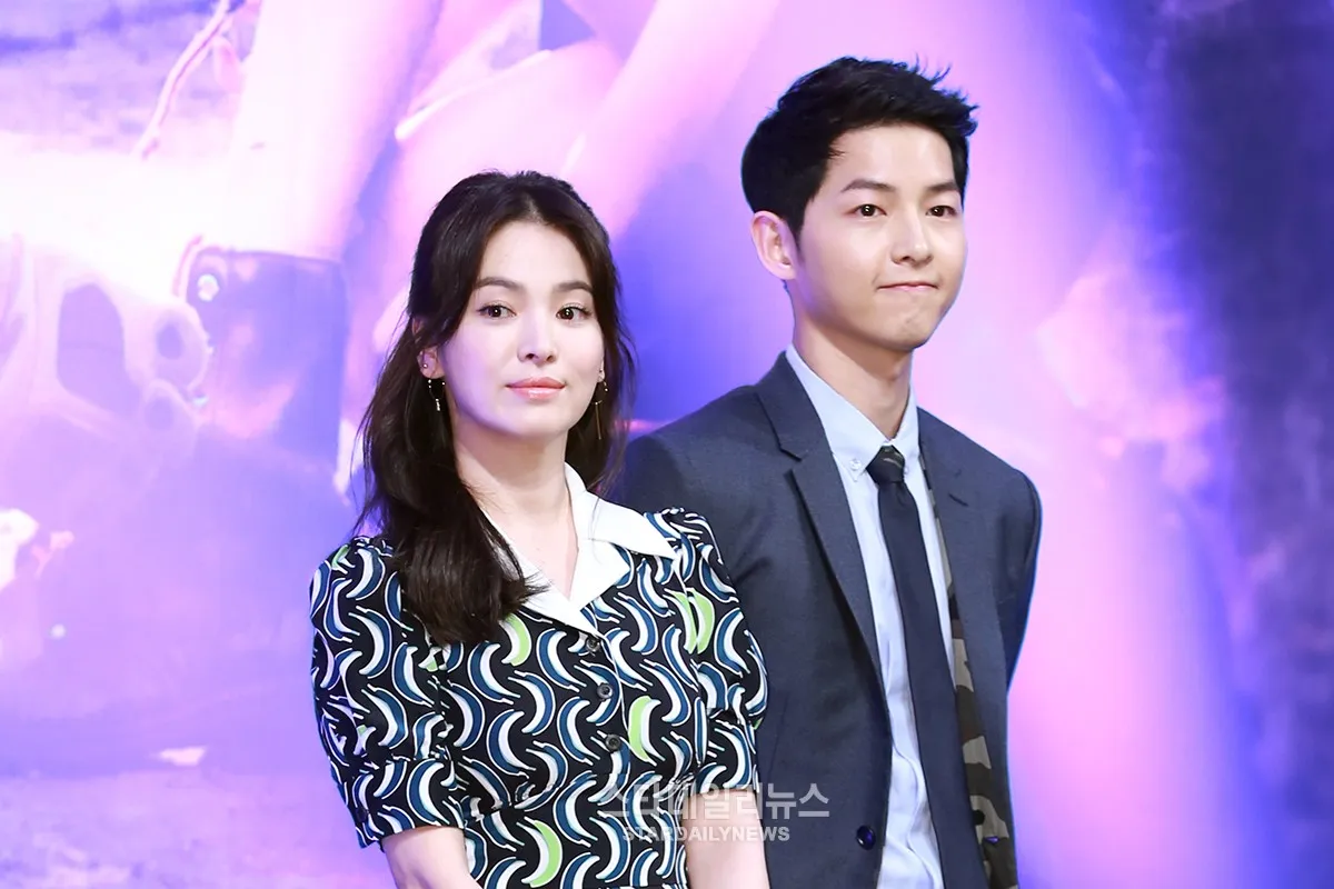 Song Hye Gyo dan Song Joong Ki mempersiapkan meeting akbar kru dan pemain drama. © soompi.com