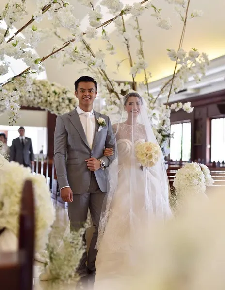 Dion dan Fiona ketika memasuki altar ©instagram/erinnagunawan