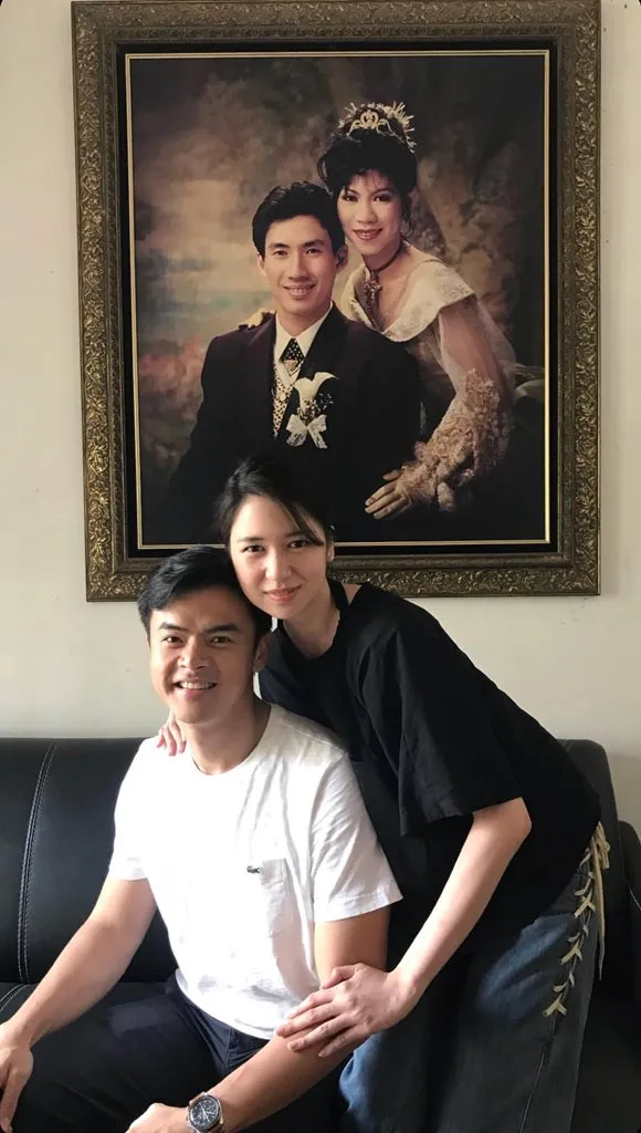 Dion dan Laura berpose di depan foto Alan - Susi © instagram.com/sim_f
