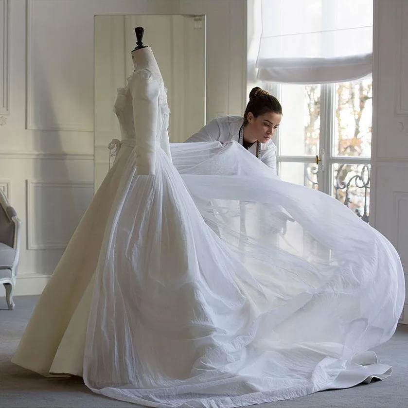 Finishing touch gaun Song Hye Kyo  © instagram.com/dior / Sophie Carre