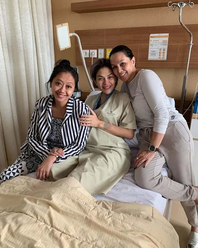 Nikita Mirzani dijenguk para sahabat (credit: instagram.com/nikitamirzanimawardi_17)