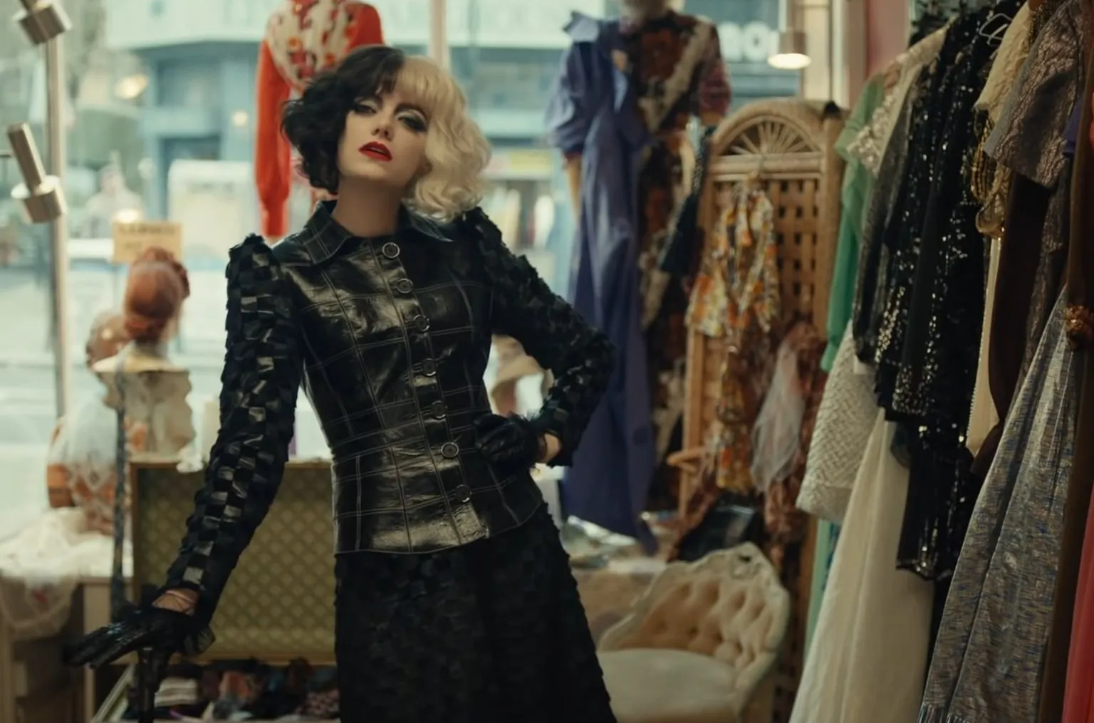 CRUELLA mengambil setting 70-an. 