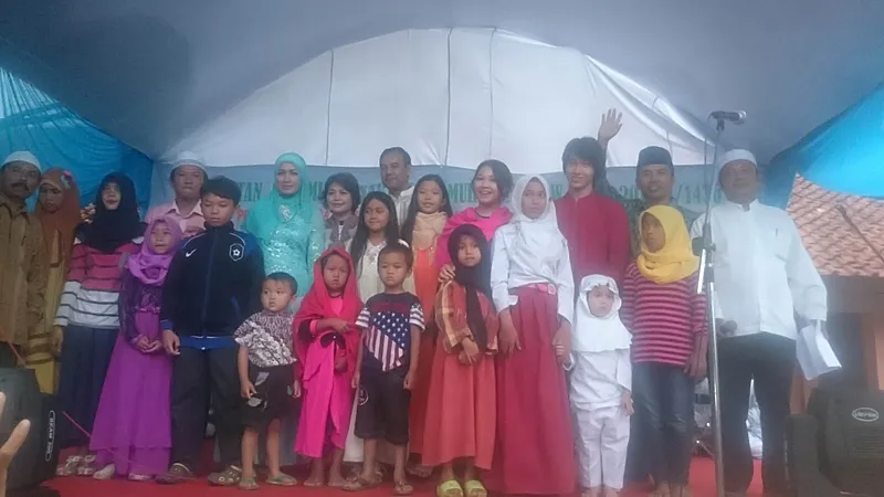 Tak hanya menyantuni anak yatim, Dita juga menghibur dengan beberapa lagu © KapanLagi.com/Mathias Purwanto