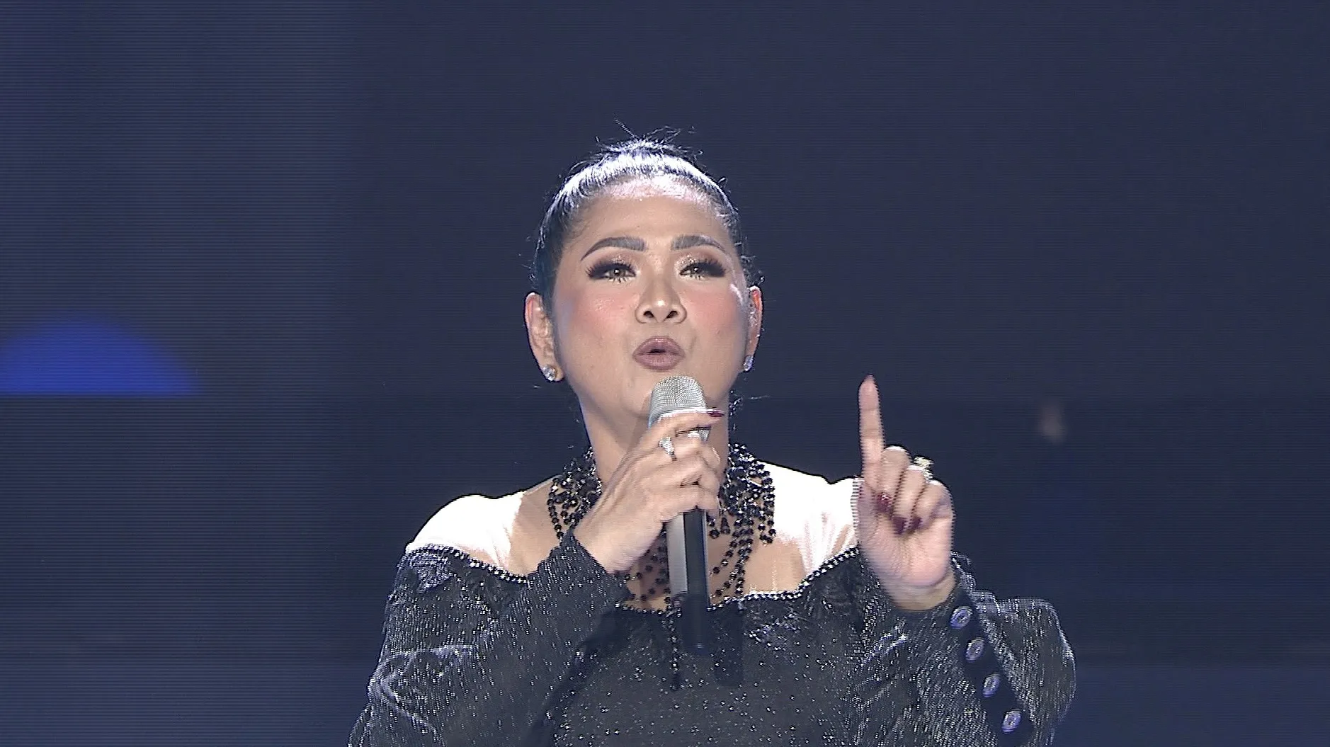 Vina Panduwinata menyanyikan lagu Surat Cinta di LIDA 2019 © Indosiar