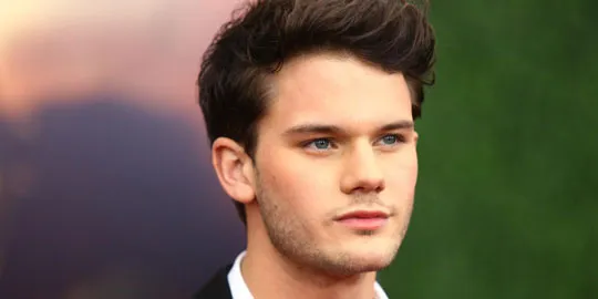 Jeremy Irvine Tolak Peran Four