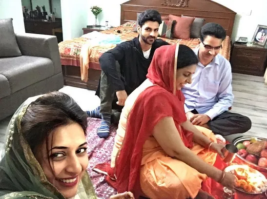 Divyanka ikut keluarga Vivek rayakan Diwali ©instagram/divyankatripathidahiya