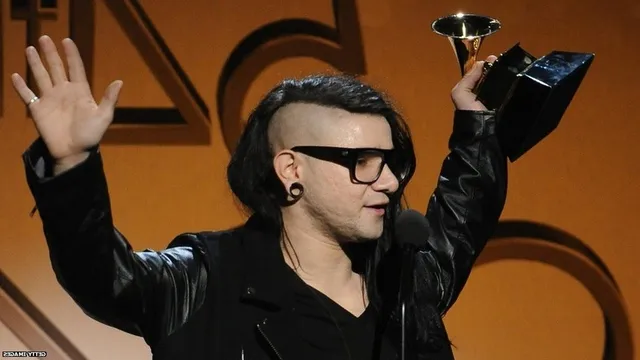 Apakah Selena bakal menyamai gaya rambut Skrillex juga? @www.theverge.com 