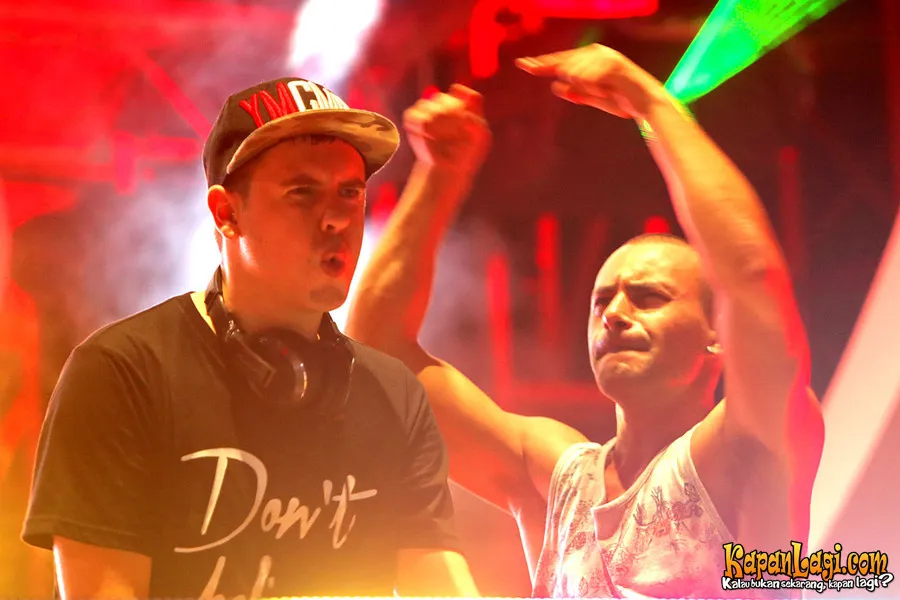 DJ Kutski beraksi di atas panggung.