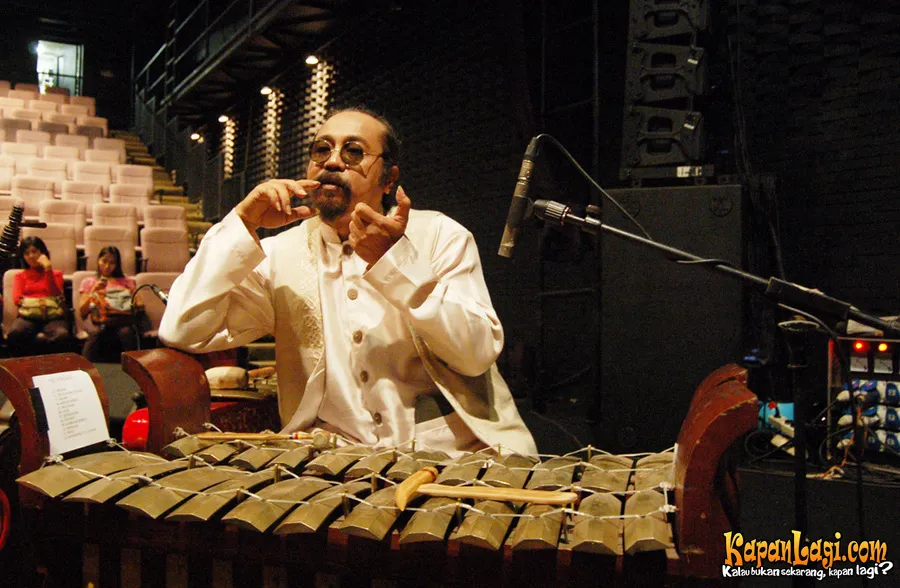 Djaduk Ferianto dan Sinten Remen turut memeriahkan monolog Butet Kertaredjasa.