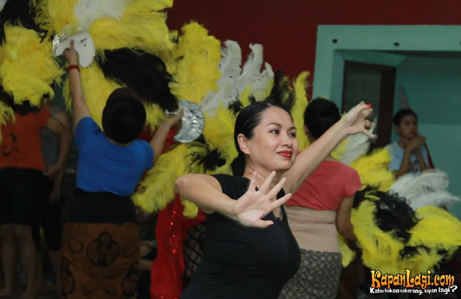 Titi DJ saat latihan pagelaran Sri Mimpi Indonesia