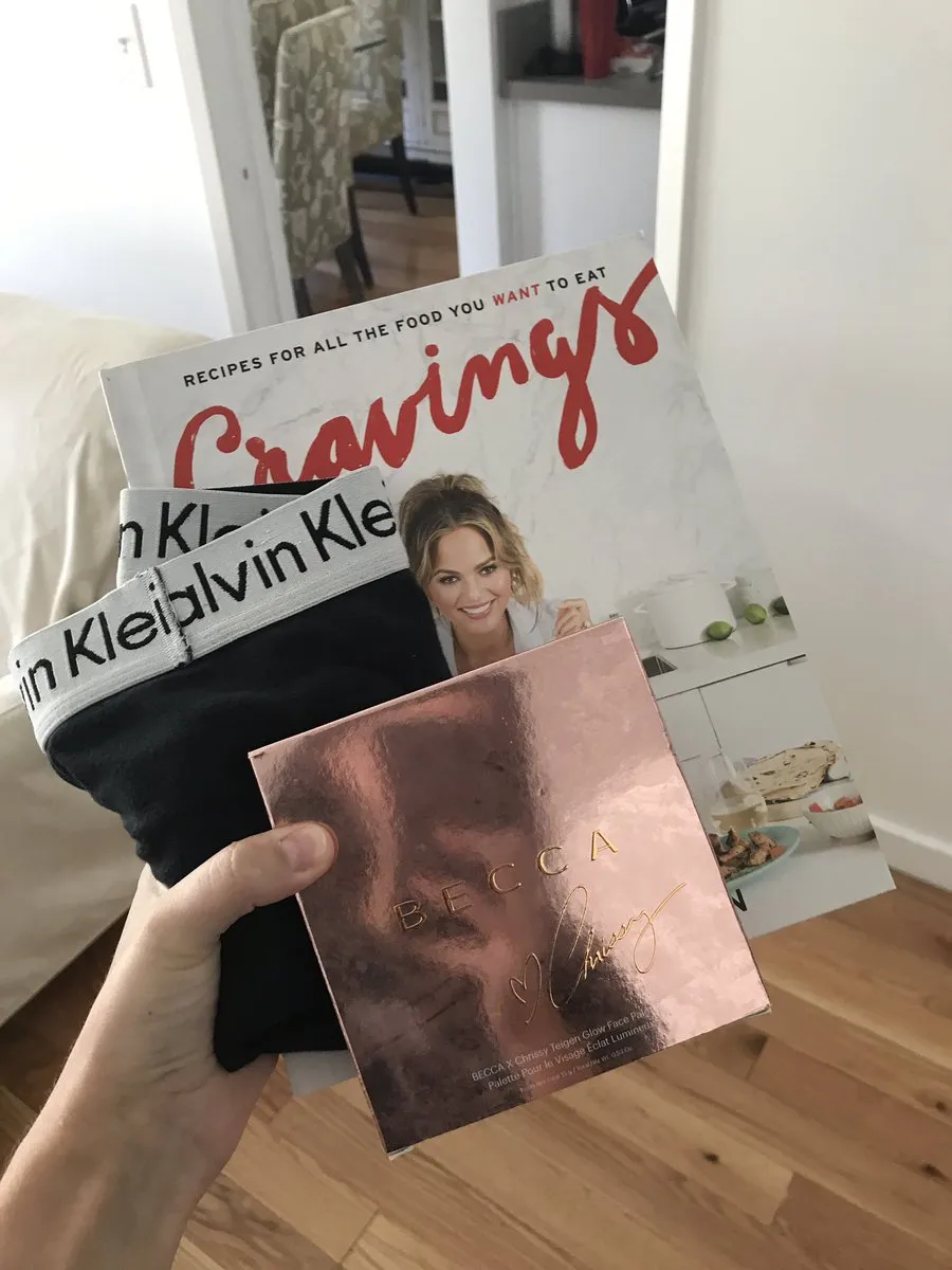 Meg mendapatkan buku, alat make up, dan celana dalam John sesuai yang dijanjikan © Twitter.com