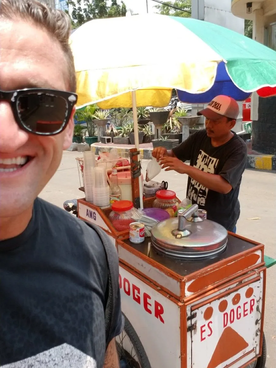 Casey juga sempat meminta saran dari netizen Indonesia © Twitter.com/CaseyNeistat