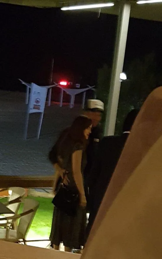 Chris melingkarkan tangannya ke pinggang Dakota © Twitter.com