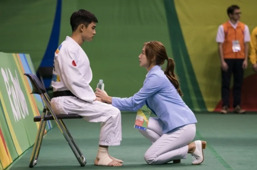 Park Shin Hye jadi pelatih D.O. © CJ Entertainment