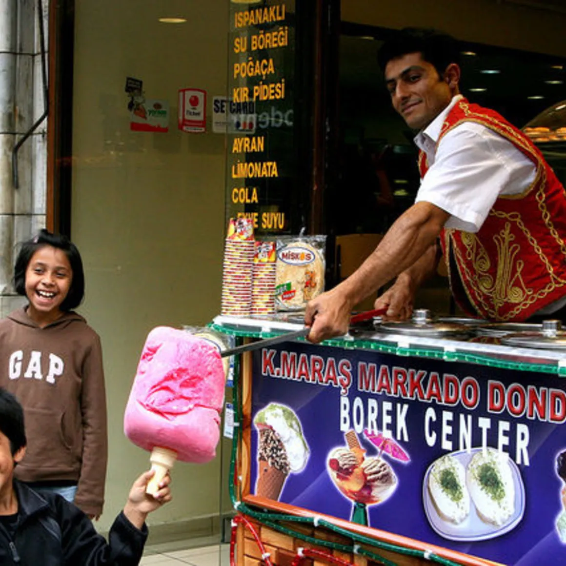 Es krim sebesar itu bisa nggak jatuh dan terlihat kokoh karena bahan salep (credit: atlasobscura.com)