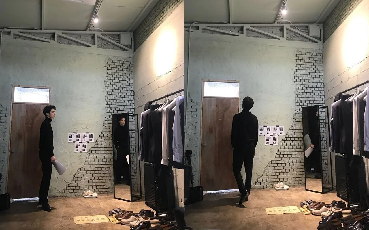 Lee Dong Wook dipuji netizen karena terlihat seperti seorang model yang sedang berpose padahal hanya membaca naskah. © Instagram.com/leedongwook_official