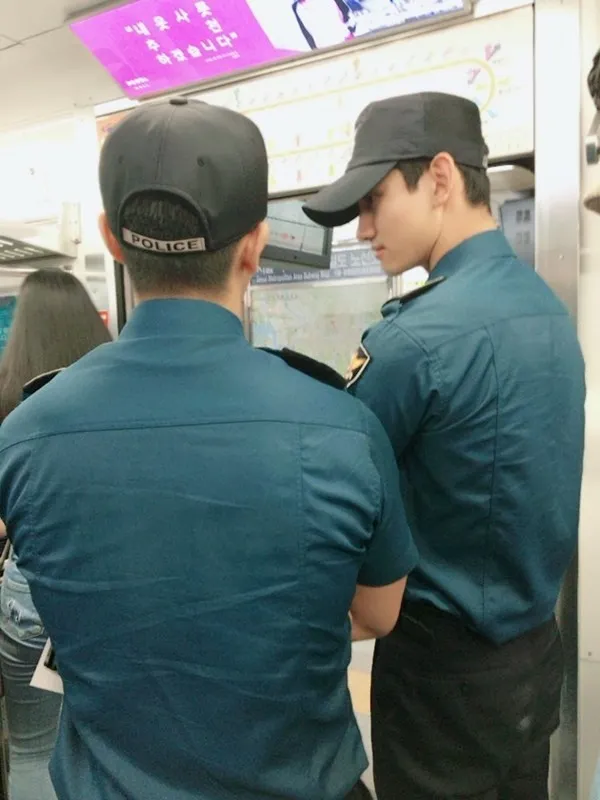 Donghae dan Changmin saat berada di dalam subway © istimewa