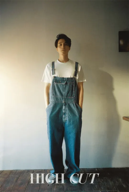 Lee Dong Wook memilih tampil dengan style vintage.  © soompi.