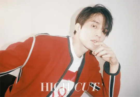 Dalam pemotretan ini, Lee Dong Wook juga curhat mengenai efek kepopuleran GOBLIN.  © soompi.
