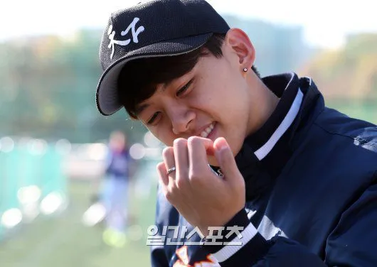 Dongho dengan mantab membantah rumor kehamilan sang mempelai wanita. © credit as tagged