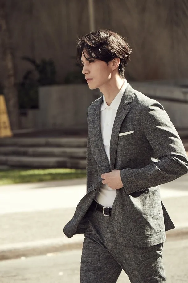 Penampilan ganteng Lee Dong Wook dalam pemotretan terbaru. © Star Today