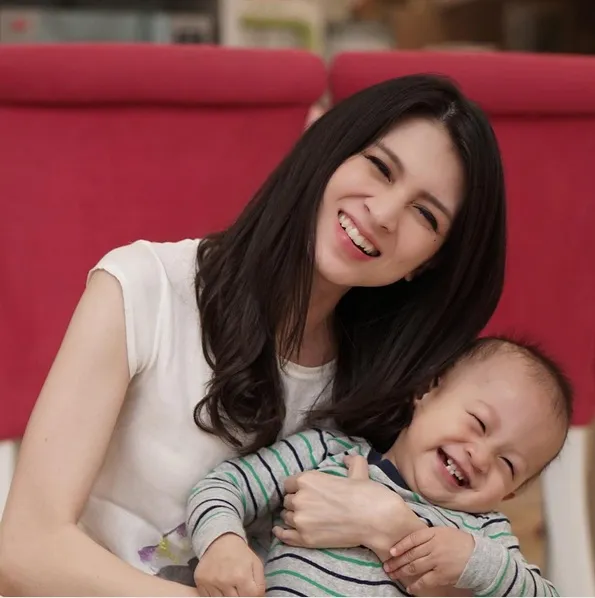 Tawa ceria Donita bersama dengan sang buah hati. Adorable! /©instagram.com/donitabhubiy