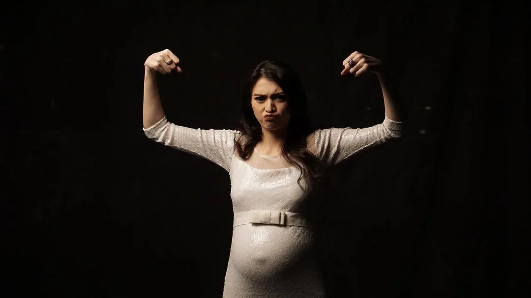 Tampak tetap cantik, Donita berpose kocak saat lakukan maternity shoot. Credit: via instagram.com/donitabhubiy