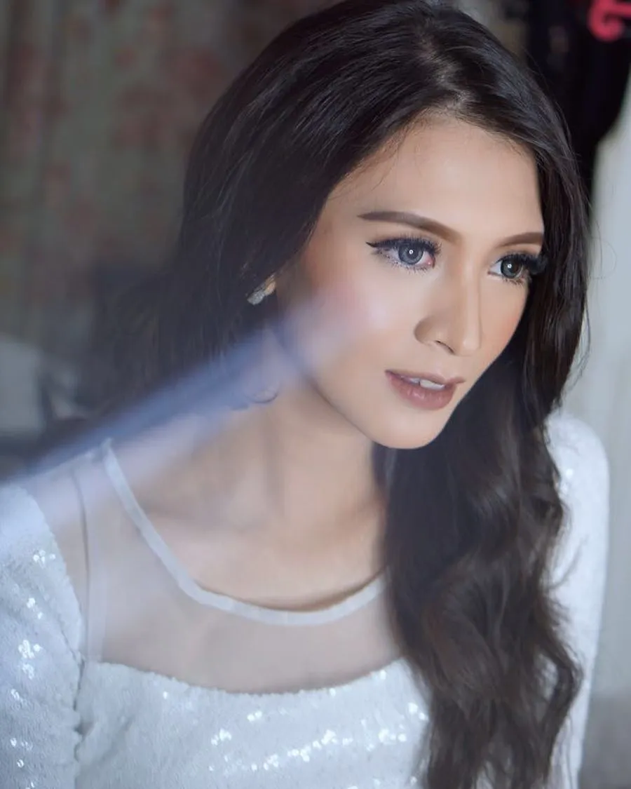 Pesona cantik Donita dengan make-up dan hairdo flawless untuk pemotretan. Credit: via instagram.com/donitabhubiy