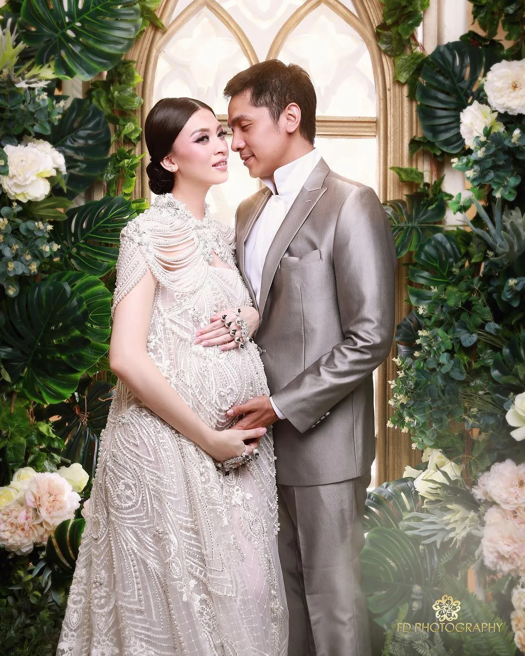 Momen mesra Donita dan sang suami saat lakukan maternity shoot berdua. Credit: via instagram.com/donitabhubiy