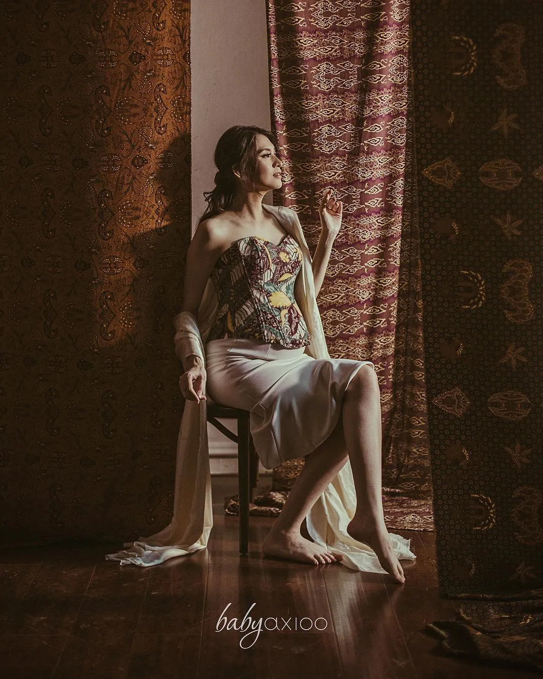 Bak seorang dewi, cantiknya Donita saat berpose dalam balutan busana batik. Credit: via instagram.com/donitabhubiy
