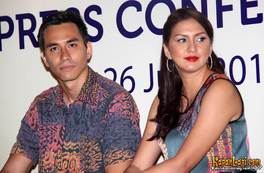 Saat ibunda Donna Agnesia meninggal, Darius tengah berada di Ambon dan naik gunung. ©KapanLagi.com/Hendra Gunawan