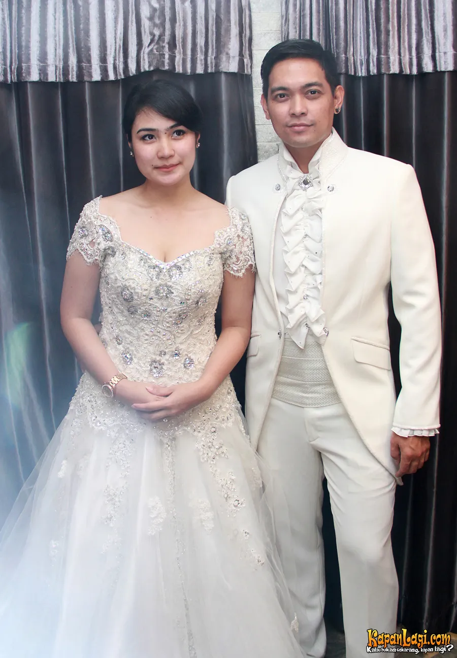 Donnie dan Prischillia kala melakukan fitting gaun pernikahan ©Agus Apriyanto/KapanLagi.com®