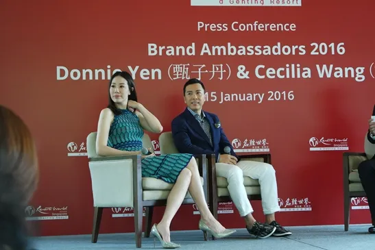 Donnie Yen dan istri, Cecilia Wang saat konferensi pers di Singapura. © KapanLagi.com/Dwi Ariyani