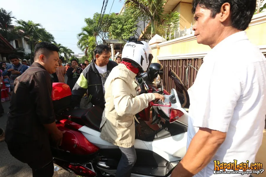 Sahabat Olga Syahputra ini rela naik motor demi sampai ke rumah duka/©Kapanlagi.com®/Budy Santoso