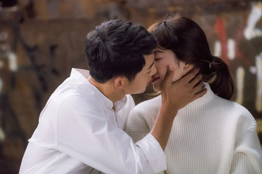 Kisah happy ending Descendants of The Sun yang bikin rating melonjak. ©couch-kimchi.com
