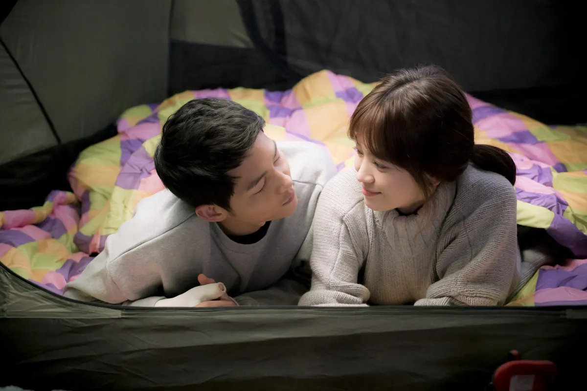 Kemesraan Yoo Si Jin dan Kang Mo Yeon saat nge-camp @ KBS