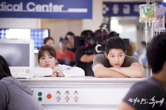 Para bintang dan kru Descendants of The Sun akhirnya mendapat bonus dari rumah produksi. ©soompi.com