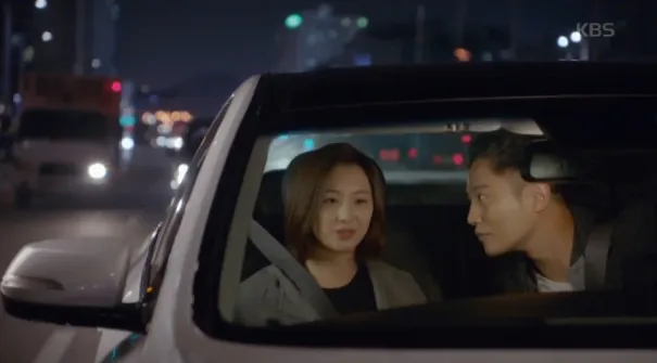 Salah satu adegan Descendants of The Sun yang mendapat peringatan dianggap terlalu mengeskpose produk iklan. ©KBS