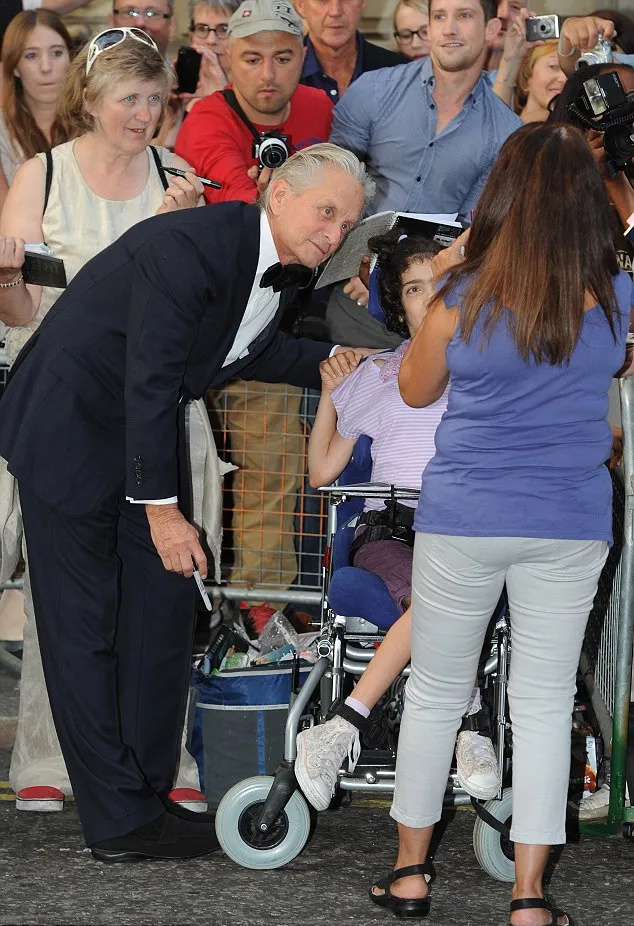 Michael Douglas dan fans @ dailymail.co.uk
