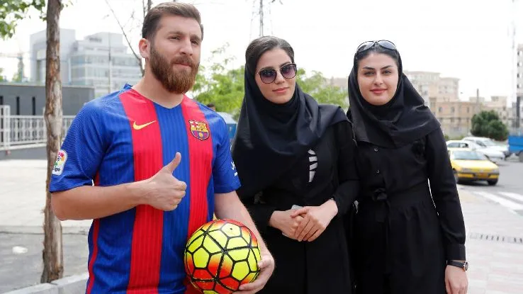 Reza sering diajak berfoto bersama dan mendapatkan banyak tawaran wawancara © ESPN