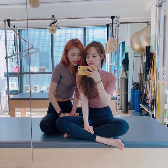 Doyeon and Sei Weki Meki © Twitter.com/WekiMeki